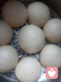在家自己蒸馒头，下面顺便熬出红豆汤，自己做的馒头很筋道，比买的好吃，假期里享受人间烟火气。