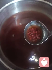 在家自己蒸馒头，下面顺便熬出红豆汤，自己做的馒头很筋道，比买的好吃，假期里享受人间烟火气。