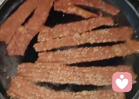 昨天蒸的鸡蛋米饭失败了，今天加了淀粉，面粉和调料，做成了辣条，味道很好了，这下子这锅米饭不浪费了。
