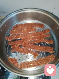昨天蒸的鸡蛋米饭失败了，今天加了淀粉，面粉和调料，做成了辣条，味道很好了，这下子这锅米饭不浪费了。