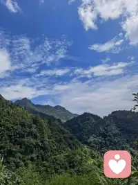 蓝天白云、晴空万里，美人如画、绿草如茵！