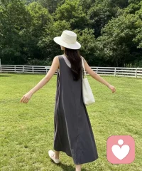 蓝天白云、晴空万里，美人如画、绿草如茵！