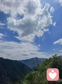 蓝天白云、晴空万里，美人如画、绿草如茵！