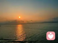 在海平线的第一道光里，突然觉得——

给不了答案的时候，大自然是最好的“倾听师”。🌊☀️