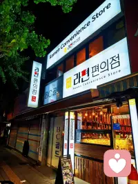 首尔的霓虹、釜山的浪，
都在说同一件事——换个经纬度，
心就自动扩容。
旅游的意义，是让渺小的烦恼，退回它该有的尺寸。