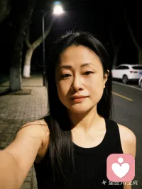 夜色安静，很多白天不敢流露的情绪，夜晚可以安放。在线树洞倾听，保密陪伴，接纳你的所有脆弱。