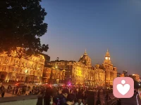 我们总以为，在茫茫人海寻找另一半来补齐残缺的自己。
于是我们带着尺子去丈量，带着钩子去索取，最后把关系变成了一场关于“对错”的角斗场。

其实，成年人的深度相处，靠的不是“爱得有多深”，而是“定力有多稳”。
真正的相处之道，只有四句话：

1. 允许你是你，我是我，才是我们。
2. 爱不是雪中送炭，而是锦上添花。先把自己活成锦，花才有地方落。
3. 好的关系没有“牺牲”，只有“分享”。牺牲意味着记账，而分享是丰盈的自然流淌。
4. 争吵时，请把“你对还是我对”，换成“我们要去哪”。

结尾：
爱不是互相凝望，而是一起望向同一个远方。
在这个快节奏的时代，愿你有敢爱的勇气，更有敢不爱的底气。