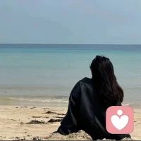 那天收拾衣柜，翻出一件你忘了带走的衬衫。指尖触到棉布的一瞬间，像是碰到了某个不该再碰的开关——上面还留着淡淡的、你惯用的洗衣液味道。我把它贴在脸上站了很久，久到窗外的天色暗下来，久到那些你以为我已经忘记的画面，一帧一帧地浮上来。

其实早就该把东西扔掉的。可是那盆你养的多肉，我还在浇着水；你最喜欢的那个马克杯，还摆在原来的位置；手机里的聊天记录，删了又恢复，恢复了又删，最后还是舍不得地留在那里。朋友说这是自虐，可他们不懂，疼痛有时候是唯一能证明“你确实来过”的证据。

最难熬的不是分手那天的大哭，而是生活中那些看似平常的瞬间——路过我们常去的那家面馆，看到橱窗里我们坐过的位置坐着别人；手机收到推送说你喜欢的歌手要来开演唱会；深夜醒来，迷迷糊糊想往旁边靠一靠，却只碰到冰凉的枕头。这些时刻像钝刀子，不致命，却一刀一刀割在同一个地方。

有人告诉我时间会治愈一切。可时间只是让伤口结了痂，那些痒，那些隐隐作痛的细节，依然会在某个毫无防备的夜里全部涌上来。我学会了正常吃饭、正常上班、正常社交，所有人都以为我好了。只有我自己知道，我心里始终空着一个洞，风一吹，就发出呜咽的声音。

梦里你还在，笑着喊我的名字，像什么都没发生过。醒来的时候枕头湿了一片，我盯着天花板，试图记起你的脸，却发现轮廓已经模糊了。原来这就是失去——不是轰轰烈烈的告别，是无声无息的，连回忆都在一点一点被时间偷走。

如果你问我是什么感受。大概是，你走了以后，我的世界还在运转，只是所有画面都失去了颜色。而我站在原地，守着那些回不去的曾经，像一个不肯退场的观众，面对着已经散场的空影院，固执地相信幕布还会重新亮起。

可惜，灯不会再亮了。