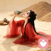 对父母，只孝顺不共情。
对配偶，只共存不求爱。
对子女，只养育不期待。
对自己，只问心不偏执。
共情滋生愧疚，求爱徒添自卑，期待终惹怨怼。
心有尺，行有度，不贪满，不过界。‌进有欢喜，退有从容。