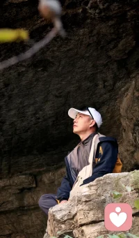 夫妻越来越越好的秘诀其实就在男人身上。
夫妻，夫在前，妻在后，先要有好丈夫才会得到一个好妻子。
首先娶了老婆要懂得呵护，你越是心疼她，越是珍惜她，她就会越来越温柔，越来越贤惠。
其次遇到事情要替她撑腰，外人面前尊重她，家人面前宠着她。其实一个女人跟你过日子不图你的大富大贵，只图你能够理解她，能够包容她。当你给她足够安全感时，她会由内而外散发着自信的魅力。漂亮女人都是被老公精心呵护出来的。
最后夫妻之间一定要多沟通，有了交流感情才会更长久。如果你们一天连三句话都说不上，感情自然会走向破裂。结婚的目的是什么？无非就是有人陪伴。