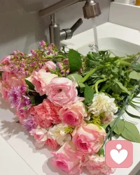 答案从来不是在追问里浮现的，而是在相处的过程里自己长出来的。你问一个人愿不愿意长久待在你身边，没意义——就算他心里有别的打算，嘴上也不会告诉你。

人和人之间，得留出足够的时间和空隙，让彼此自然地去感受、去掂量。你唯一需要做的，就是在跟那些你看得顺眼的人相处时，把每一刻的体验都经营好。当他在你身边是舒服的、自在的，他自然会把你在他的世界里放到该放的位置。不用你开口，他自己会归位。配图