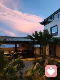 一旦我们从自我的恐惧中解放出来，
那么自然而然地，

我们的存在就会让别人得到解放。配图