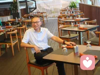 人生很多事很多人我们无法左右，只能欣然接受，不是说放弃了？而是放过那颗受伤的心。