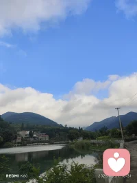 孩子在青春期出现的好多问题，其实根源在六岁以前。从孩子出生开始，给予爱与陪伴，同时让他懂得什么是规矩和尊严，会给一个人的心理健康打下坚实的基础。等到孩子进入青春期，孩子出了问题，再去解决，就会很困难。可怜天下父母心，做父母真的不容易，因为光有一腔爱意还不够，还要不断地学习。