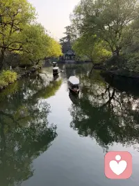 唯一能把你从情绪泥沼里拉出来的，只有你自己的行动。不是等有动力了再动，而是先动起来，情绪才会跟着转弯。哪怕只是出门走一圈、整理一下衣柜、给朋友打个电话。
能量投在事上，会长出热爱和成就；投在一个人身上，就容易变成纠缠。与其锁住一个人，不如找到一件属于自己的事。万事随缘，随遇而安。