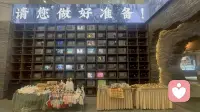 世界破破烂烂，总有人缝缝补补。

可很多时候，那个蹲下来缝的人，是我们自己。

你见过很多破碎：身世的谜团、现实债务的重压、身体时不时袭来的心慌憋气，还有期待落空，面试悬而未决，想抓住一点安稳，却处处都是缺口。
有时候会觉得周遭到处都是裂痕，到处都是不得已。

但“破破烂烂”是这个世界本来的样子，不是你的错。不必要求自己把所有碎片一次性拼完整。有些答案要等时间，有些机遇要等窗口，有些伤口允许它暂时就那样摆在那里。

你本身，就是那一块很珍贵的布料。不必急着修补全世界，先顾好自己这一块。世界残破，依然可以慢慢往前走。