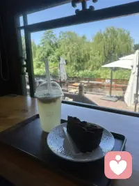 活着，本身就已经是一件很有力量的事。

生活有崩塌、有困顿，有很多熬不住的瞬间，痛苦会让人误以为看不到前路，但请记得：不必此刻就解决全部难题，不必立刻变好。哪怕只是撑过当下这一天，好好呼吸，好好吃饭，就是胜利。

允许自己脆弱，允许暂时走得缓慢。那些压在身上的重量，可以一点点卸下，时间会留给你转机。请好好守住自己，活下去，才会看见往后的光。