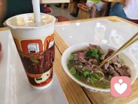 三伏天真的很容易没胃口，重油重盐的吃不下，就爱这种清清爽爽的汤面
 
坐下来安安静静吃个午饭，碗里牛肉给得还挺多，清汤鲜鲜的，撒上葱花香菜，喝一口汤胃一下子就舒服了。旁边配一杯喝的，暂时抛开一堆待处理的琐事。
 
有时候觉得生活也不用搞得那么轰轰烈烈，就这种简简单单的时刻，慢慢吃顿饭，就能消解掉心里不少焦躁。好好吃饭，也是在好好善待自己呀。