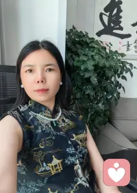 为什么高能量的人会很吸引人？

因为人类本能会靠近三种东西：稳定感、确定性和结果感。

高能量的人之所以吸引人，不是因为ta们“表现得很好”，而是因为ta们的状态是可感知的：

ta们不容易情绪失控

ta们不容易被外界带走

ta们的表达是清晰的

ta们的行动是可预期的

这种人会自然释放一种信号：“我能处理好事情。”

而在现实世界里，这种信号本身就是稀缺资源。

所以你会看到一个很真实的现象：

高能量的人，不需要刻意吸引别人，别人会本能地靠近ta们。

不是因为魅力，而是因为可靠性[合十][合十]