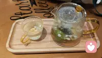 生活常常会把重担悄无声息压在人的肩头。有些委屈无处诉说，有些挣扎无人知晓，外人只能看见表面的平静，看不见深夜里反复翻涌的情绪。
 
很多人习惯苛责自己，一旦陷入低落，就责怪自己不够坚强，总想快点摆脱负面感受。可情绪的起伏本就是人生常态，悲伤、迷茫、疲惫，都不是弱点，只是心灵在提醒你，需要停下来休息。
 
不必强行把伤痛掩埋，也不要催促自己快速痊愈。疗愈是一场安静的向内行走，学着看见内心的煎熬，包容所有不完美。不用强迫自己立刻找到答案，允许自己暂时停在低谷。
 
那些默默承受的时刻，不会毫无意义。当不再和内心对抗，慢慢学会安抚自己，内心就会一点点长出韧性。风雨终有停歇之时，心灵终会寻回属于它的安宁。