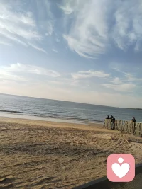 人到中年，心里藏了太多话，却找不到一个可以放心倾诉的人。
 
身边的家人不能说，怕他们担心；
老朋友不敢多讲，说了也未必能懂。
所有的委屈、纠结、内耗，只能悄悄压在心底，一个人硬扛。
 
其实很多时候，我们不需要别人给什么解决方案，
只需要有一个安静的人，安安静静听自己把心里话说完。
 
我是一名线上倾听师，愿意做你的树洞。
不评判、不说教、不道德绑架，安安静静接住你的情绪。
如果你心里积攒了太多心事，无处安放，可以来找我。