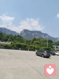 很多人觉得，婚姻只是两个人搭伙过日子。
慢慢才明白，一段良好的婚姻，不只是两个人的私事。
 
它是生命传承的起点，也是社会稳定的基石。
夫妻和睦，家才有温度。
父母相处的模样，会悄悄烙印在孩子心里，一代一代传承下去。
 
千千万万个安稳的小家，凑起来就是整个社会的安定。
经营婚姻，不是束缚，是两个人一起守住一份温暖，守住往后的烟火与传承。