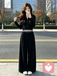 以前我以为婚姻就是找个人搭伙过日子。
后来慢慢才想明白，其实不是这样的。
我们固然有生活上、生理上的需要，可人心都是肉长的，
多多少少，总得有一点感情、一点爱在里面撑着。
有烟火的踏实，也有心底的暖意，日子才算完整。