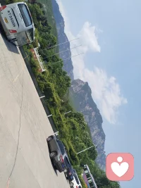所谓真爱大抵就是：
 
看过你最差的一面，依然珍惜你所有的模样；
 
熬过琐碎的烟火日常，依然愿意和你岁岁年年。
 
心动易得，坚守最难。
 
愿我们都能明白：
 
短暂的是激情，长久的是责任；肤浅的是好感，深沉的是陪伴。
 
往后余生，不谈轰轰烈烈，只求不离不弃