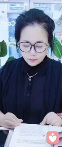 我是一名倾听者，
耐心、安静、不评判、不打断。在这里，你可以放心做自己，把心里的情绪慢慢说出来。
陪你聊天、听你倾诉、给你陪伴。
愿你被温柔以待，也被自己善待。
私信我，我一直在配图