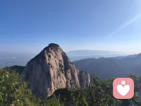 没有人不遗憾，只是有人不喊疼，即便是盛世长安三万里，不也处处写尽了遗憾吗
海有舟可渡山有路可行，山海皆可平，难平是人心，
没有人不冤，有情皆孽，一切都在变化，且都难随本心。
就像人字有两笔，一撇写进前半生，写的是执着，一捺写进后半生，写的是释怀，
我们要做的是心有山水不造作，近而不争远是非，且听且望且随风，且行且看且从容，不念过往，不畏将来
