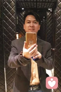 “真正能给你撑腰的，是丰富的知识储备，足够的经济基础，持续的情绪稳定，可控的生活节奏，和那个打不败的自己。”
这一生，我们会遭遇各种曲折与磨难。
宛若在起伏不定、脾气莫测的大海中航行，或有幸遇贵人，或有福得天助，然而，最靠得住的，还是自己。
一个人自身的实力，才是行走这世间最大的底气。