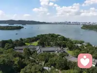 人生路上，大多都是一边奔波，一边自愈，会有力不从心的时候，也会有迷茫的时候，不要因为暂时看不到回报就否定全部。沉下心来。善待自己，时光会把你带到你最舒适的地方。
  接纳生活的不完美，平静也是一种圆满。