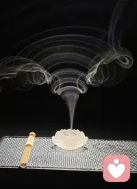 内心安宁 即是归处
人这一辈子 忙着奔赴 忙着周旋 
常常忽略安顿自己
世间得失起落皆寻常 
不必处处寻一份精神寄托
万般纷扰 止于一炷暗香
允许一切发生 慢慢与自己和解