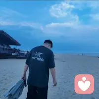 风浪过后，换了条船。
桨还是那把桨，帆还是那片帆。
聆音依旧，舟行如常。
老朋友若看见，自会靠岸。