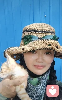 艺术疗法之
《定风坡》
 
风，不断推搡我的脊背。
我站在倾斜的坡上，
地面并不平坦。
 
我不必拼命向上奔跑，
也不必强迫自己，立刻抵达平地。
 
允许脚下打滑，
允许身体摇晃。
允许内心，有呼啸不停的风。
 
我只需要，找到属于自己的那一小块落点。
把脚稳稳落下。
 
风还会来。
坡依旧倾斜。
但我，在这里站住。
 
不必战胜狂风，
不必翻越整座山坡。
这一刻的立足，
已经足够
