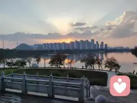 看着流水慢慢流淌，焦虑就像水面的波纹，总会慢慢归于平静。吹吹江风，把心里的压力都释放掉，好好和自己和解。