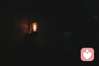 情绪如决堤，往往都在夜深人静时。

白天忙碌，可以麻醉自己。一旦身体回顾夜晚，被忽视，被压抑的情绪，久而久之就会决堤。

有人的决堤，是静如止水的麻木；
有人的决堤，却如洪水猛兽吞噬；
有人的决堤，像泼妇一样的撒泼；
有人的决堤，会蜷缩在阴暗角落。

不管是哪样，最终崩溃的是心神，搞垮的是身体。

而如何释放情绪，也有千百种。就看你是否愿意去疏导情绪？配图