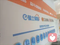 周五下午，去骑手驿站做公益心理咨询。

本以为是去帮一群为生活奔波的成年人。到了才发现，来咨询的很多是年轻面孔。有刚拿到录取通知书的准大学生，有正在读大二大三的在校生。
问他们为什么来送外卖。答案出奇一致：赚学费，赚生活费。
其中一个大二女生，从外地来西安不到一个月。在驿站结识了一个同样是骑手的男生。男生没上过大学，没太多规划，哪里有朋友就去哪里，找个骑手的工作就干，干腻了再换一座城市。
两个人很快成了情侣。
她说这些的时候，眼里有光。可那光，让我心里一沉。
我痛心的，不是大学生去送外卖。是上了大学，认知没有改变，圈子没有改变，人还是被环境推着走。
一个女孩子，孤身来到陌生城市，身边没有能说话的人。一个男孩，没有方向，没有根基，只有一辆电动车。他们互相取暖，然后都误以为，这就是自己的选择。
可这真的是选择吗？还是被环境推到了这里？
这让我想到一个更让人痛心的问题：我们拼命考大学，到底是为了什么？
如果上了大学，认知没变，圈子没升级，身边还是同样的人，那大学不过是一张纸。你拿到它，回到原来的环境，依然会做出和以前一样的判断，选择一样的人，走一样的路。
大学真正该给人的，是见识。是让你看见，人生不是只有“找一份工作活下去”这一种活法。是让你有机会跳出原来的思维和阶层，重新选择自己的圈子。
可现实是，很多人考上了大学，却依然用着中学的思维在活。选专业，看哪个好就业。谈恋爱，找身边离得最近的人。毕业后，找能快点赚钱的工作。他们从来没有被真正打开过。
于是你会发现，那个女孩和那个没上过大学的男孩，本质上没有区别。他们都困在同一种生存逻辑里。大学没有帮她撕开这个困局。她只是从一个校园，走到了另一个社会的角落，用最低门槛的劳动，继续着自己尚未觉醒的人生。
这就是最让我痛心的地方：不是她选择了那个环境，而是那个环境又反过来，替她选择了她的爱情、她的圈子、她接下来可能走的路。
一个人如果不改变认知，不升级圈子，走到哪里，都会遇到同样的人，做出同样的选择。就像不会游泳的人，换再多的泳池也没用。
所以，我想对每个正在读大学的年轻人说：大学最重要的，不是你学了什么，考了多少分。是你有没有利用这几年，真正打开自己的眼睛。去读书，去远行，去认识比你优秀的人，去被更高的认知冲击。
不要急着赚钱，不要急着恋爱，不要急着确定未来。先把自己的世界撑大。世界大了，你才会看见，人生原来有那么多的选择。
