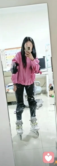 不用追着别人的光跑，你自己的小世界，本来就亮着独属于你的暖灯。

允许玫瑰带刺，允许情绪溃堤，你不需要永远做无坚不摧的大人。

别把自己困在阴天里，总有一束光会穿破云层，专门为你落下来。