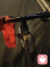 自己骑着车，听着音乐，感受每首歌里的故事，情感，遗憾，沧桑，品位着不同的人生