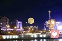  一轮明月，一半人间烟火，一半心底温柔。
接纳情绪，善待自己，中秋安康✨