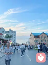 大海从不拒绝汹涌，也接纳平静。
就像人的情绪，有浪潮翻涌，也有归于安宁的时刻。
站在海边，看海鸥盘旋，看落日沉向海面，很多拧结的心事，会被海风慢慢化开。
不必逼迫自己时刻坚强，情绪可以安放，一切都可以慢慢诉说。