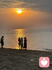 大海从不拒绝汹涌，也接纳平静。
就像人的情绪，有浪潮翻涌，也有归于安宁的时刻。
站在海边，看海鸥盘旋，看落日沉向海面，很多拧结的心事，会被海风慢慢化开。
不必逼迫自己时刻坚强，情绪可以安放，一切都可以慢慢诉说。