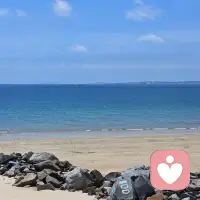 大海从不拒绝汹涌，也接纳平静。
就像人的情绪，有浪潮翻涌，也有归于安宁的时刻。
站在海边，看海鸥盘旋，看落日沉向海面，很多拧结的心事，会被海风慢慢化开。
不必逼迫自己时刻坚强，情绪可以安放，一切都可以慢慢诉说。