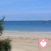 大海从不拒绝汹涌，也接纳平静。
就像人的情绪，有浪潮翻涌，也有归于安宁的时刻。
站在海边，看海鸥盘旋，看落日沉向海面，很多拧结的心事，会被海风慢慢化开。
不必逼迫自己时刻坚强，情绪可以安放，一切都可以慢慢诉说。