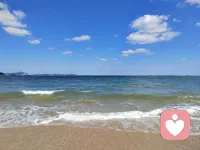 大海从不拒绝汹涌，也接纳平静。
就像人的情绪，有浪潮翻涌，也有归于安宁的时刻。
站在海边，看海鸥盘旋，看落日沉向海面，很多拧结的心事，会被海风慢慢化开。
不必逼迫自己时刻坚强，情绪可以安放，一切都可以慢慢诉说。