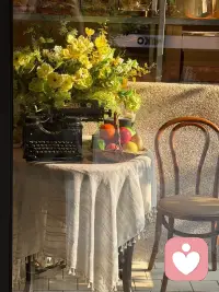 情绪从来不是理性的对立面

它只是潜意识向意识发出的最后一道通告

我们习惯把焦虑、愤怒与不安视为生活的故障，急于通过对抗、转移或强行压抑去修正它们

但这种本能的防御，本质上不过是自我意识在回避那个处于匮乏与失控状态下的真实本体

所谓负面情绪，不过是旧日创伤在当下现实中投下的余震

它的每一次叩门，都不是为了打碎眼前的生活，而是内部认知结构在发出信号

某些长期被忽视的需求正在试图被看见，某些思维定式正在重复过去的错误

绝大多数精神损耗，并不源于情绪本身的猛烈，而源于我们对产生情绪这件事本身的抗拒

试图在风暴中强制冷静，就像为了消灭火灾而强行关掉警报器，看似维持了局部的秩序，实则将深层危机掩盖在平静之下

真正的理性，并非建立一套严丝合缝的冷酷防御，而是在波澜骤起时，退后一步，保持一种不介入的观照

不将情绪视为敌人，也不急着给出答案，只是清晰地看着它发生、蔓延，最终归于沉寂

看清它的来处，本质上就是解构它的权力

当你不再把情绪当作需要被攻克的外敌，只是任由它流过主体，生命的秩序才会在这种静默与包容中重新建立。