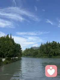 这座城市依山傍水，晴空漫过河面。守着青山流水，日子安稳松弛，便是最舒服的人间烟火。配图