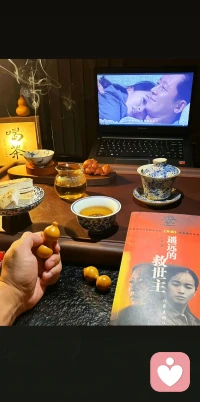 天道这部电视剧揭穿了我们为什么穷的真相。不是因为你不努力,不是因为你没机会。而是因为你的思维方式,从一开始就注定了你的结局。

剧里有一句话,我第一次看的时候完全没当回事。丁元英说:透视社会依次有3个层面: 技术、制度、文化。任何一个国家和民族, 任何一个个人,要想有所作为,都不能停留在技术和制度层面,必须触及文化属性这个层面。 (现在还时常见到有人鼓吹什么技术至上，伟大的技术大佬也都是哲学家)

当时我觉得这只是在装高深。现在我知道,这是在说我们所有人的困境。你有没有发现,很多人一辈子都在学技术、找机会、求人脉,却始终没有质的突破。

不是因为他们不够勤奋,而是因为——他们的文化属性就是弱势文化。什么是弱势文化?丁元英说得很直白:弱势文化就是期望救主的文化,是依赖强者的文化,是破格获取的文化。这句话刺穿了多少人。我们从小到大受的教育就是:找个好单位、靠个好领导、嫁个好老公、生在好家庭。所有的努力方向,都是在寻找一个救主。在家靠父母 出门靠朋友！就是想着靠谁？而不是让自己成为那个强者。配图
