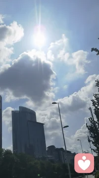 世上有两样东西不可直视，一是太阳，二是人心。